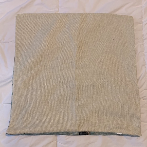 4 Decorative Pillow Cases (pillow inserts not included) - Picture 5 of 5